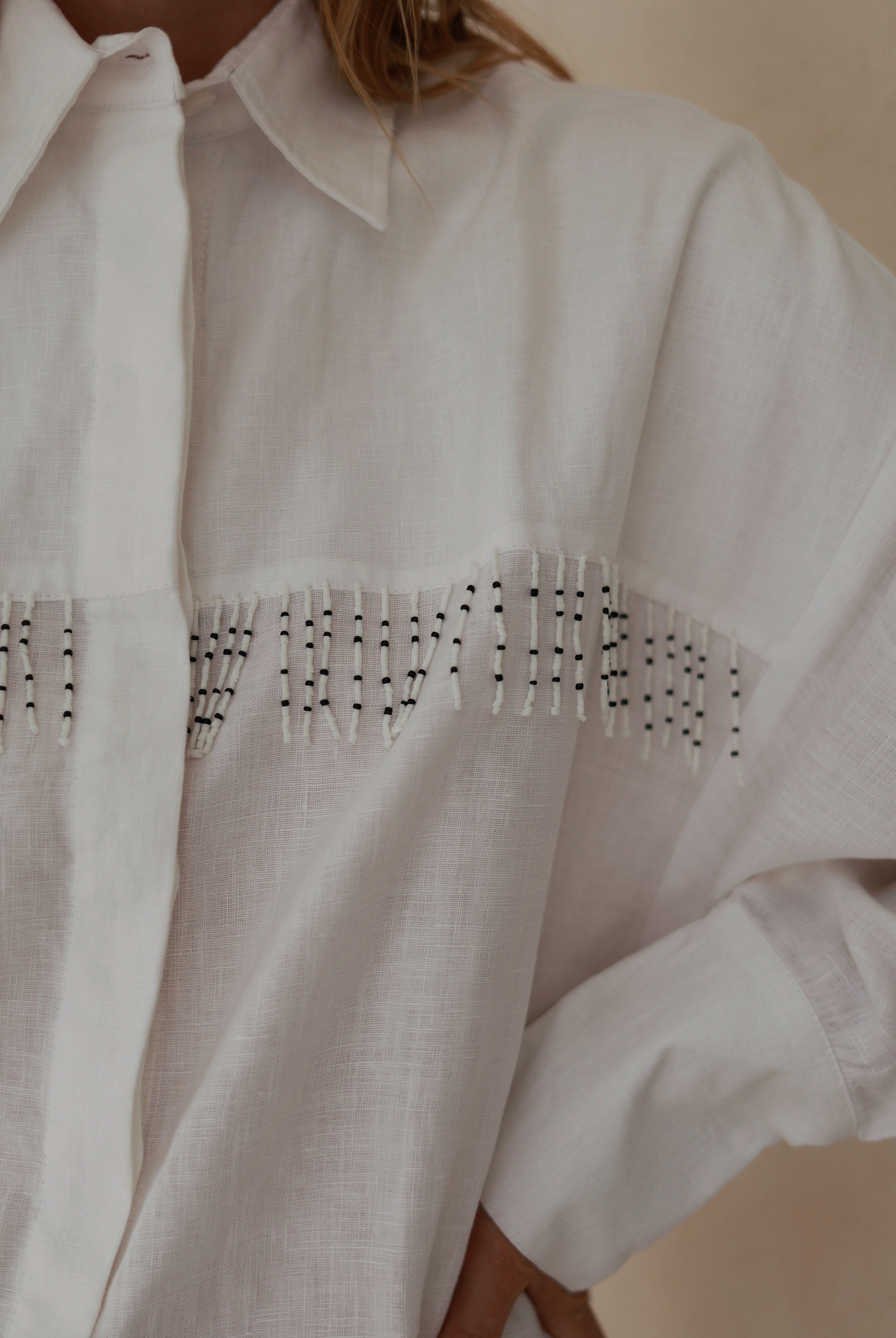 White linen hand-beaded fringe dress Cape Cod harbor dinner outfit summer 2026, chic elevated beach cover-up and linen dress for East Coast coastal vacation. Outfit ideas for Round Top 2026
