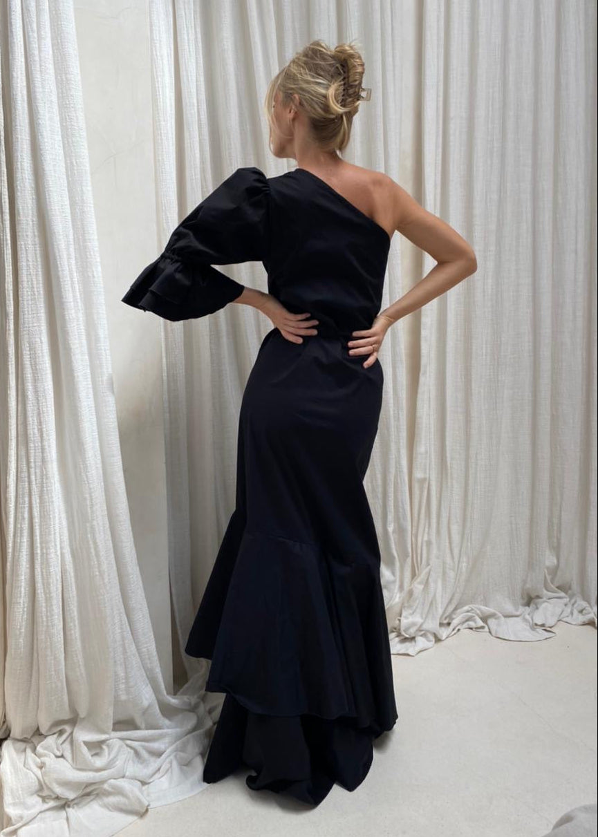 Black maxi dress bachelorette trip outfit idea, elegant ruffle one shoulder cotton maxi vacation party look