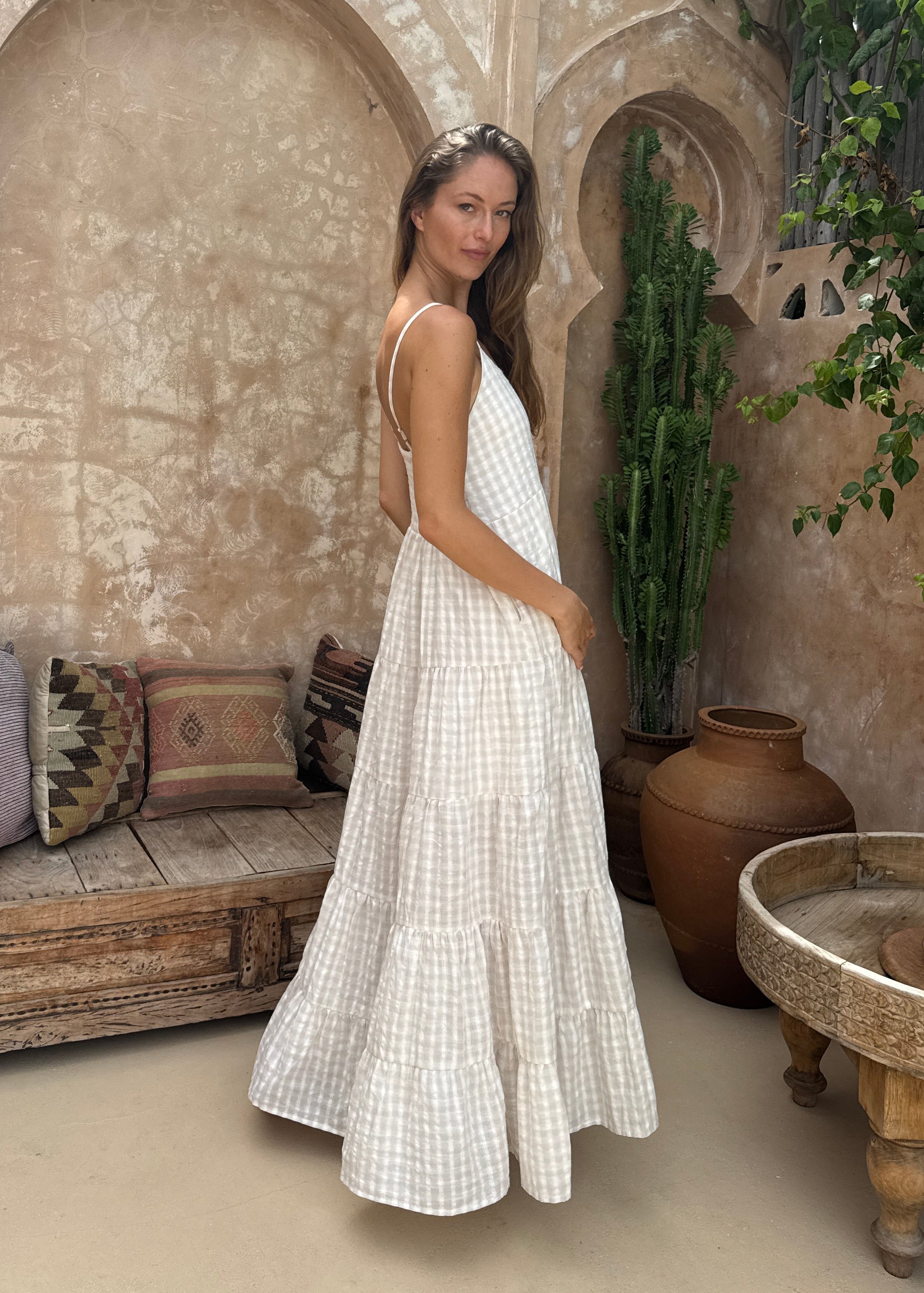 Sophisticated neutral, bump friendly scoop neck dress